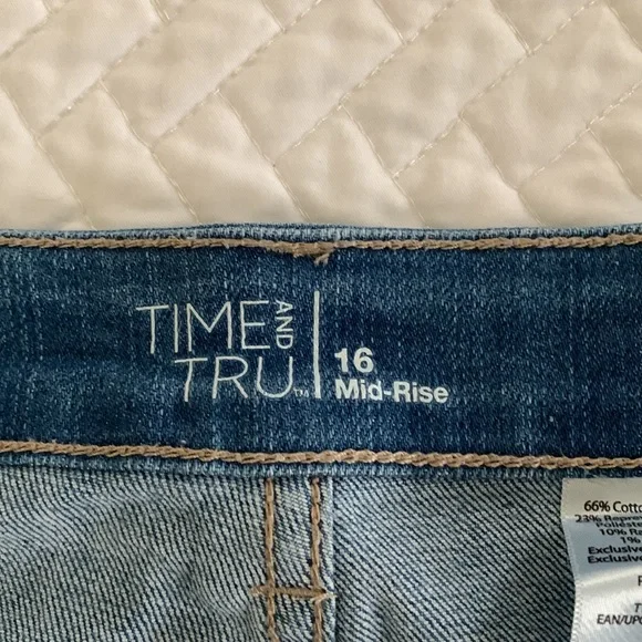 Distressed jean shorts - Picture 4 of 4